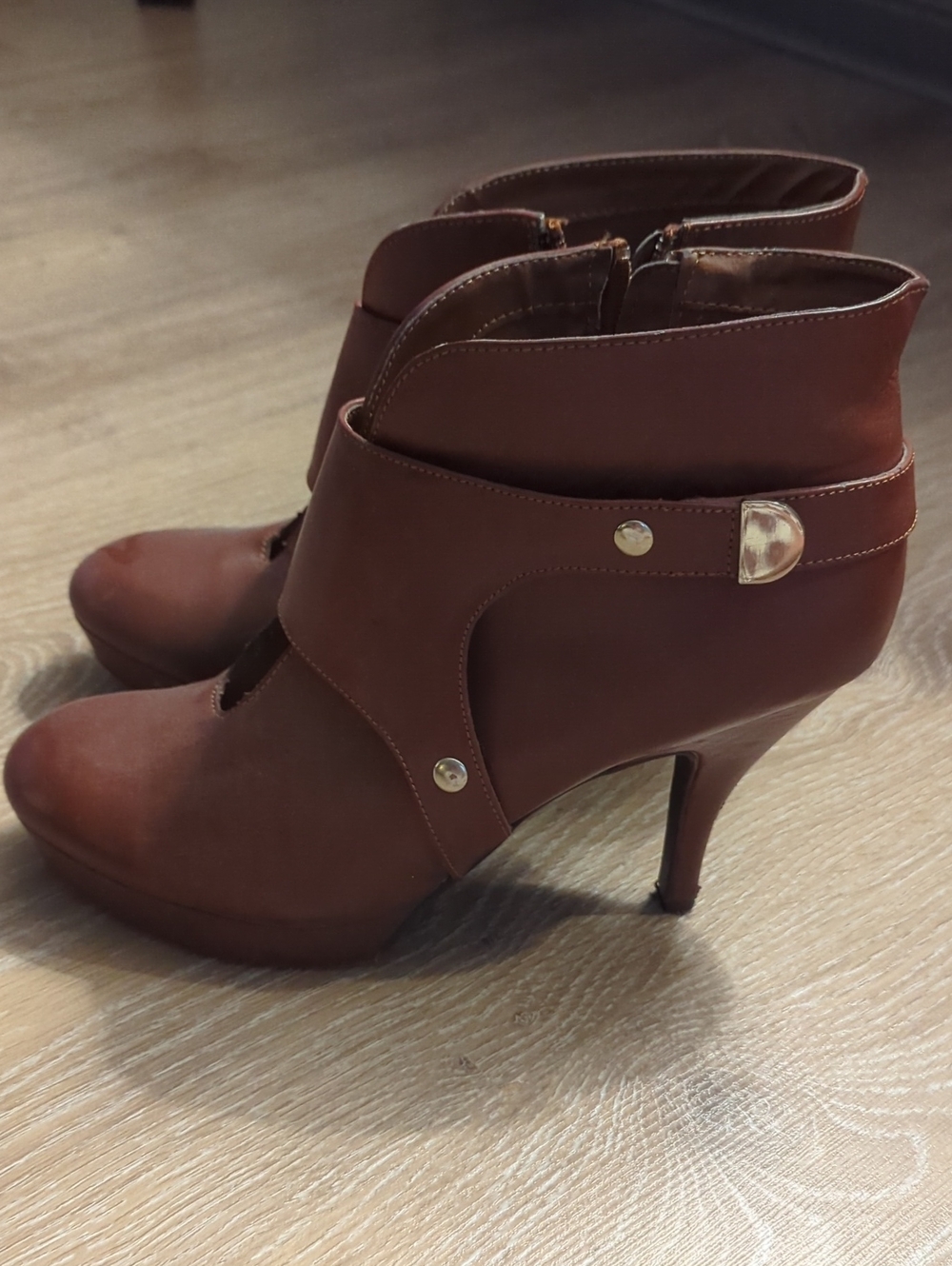 Kenneth Cole Chestnut Brown Leather Heeled Ankle Boots with Gold Accent